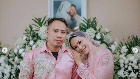pertunangan Vicky Prasetyo dan Kalina Octaranny